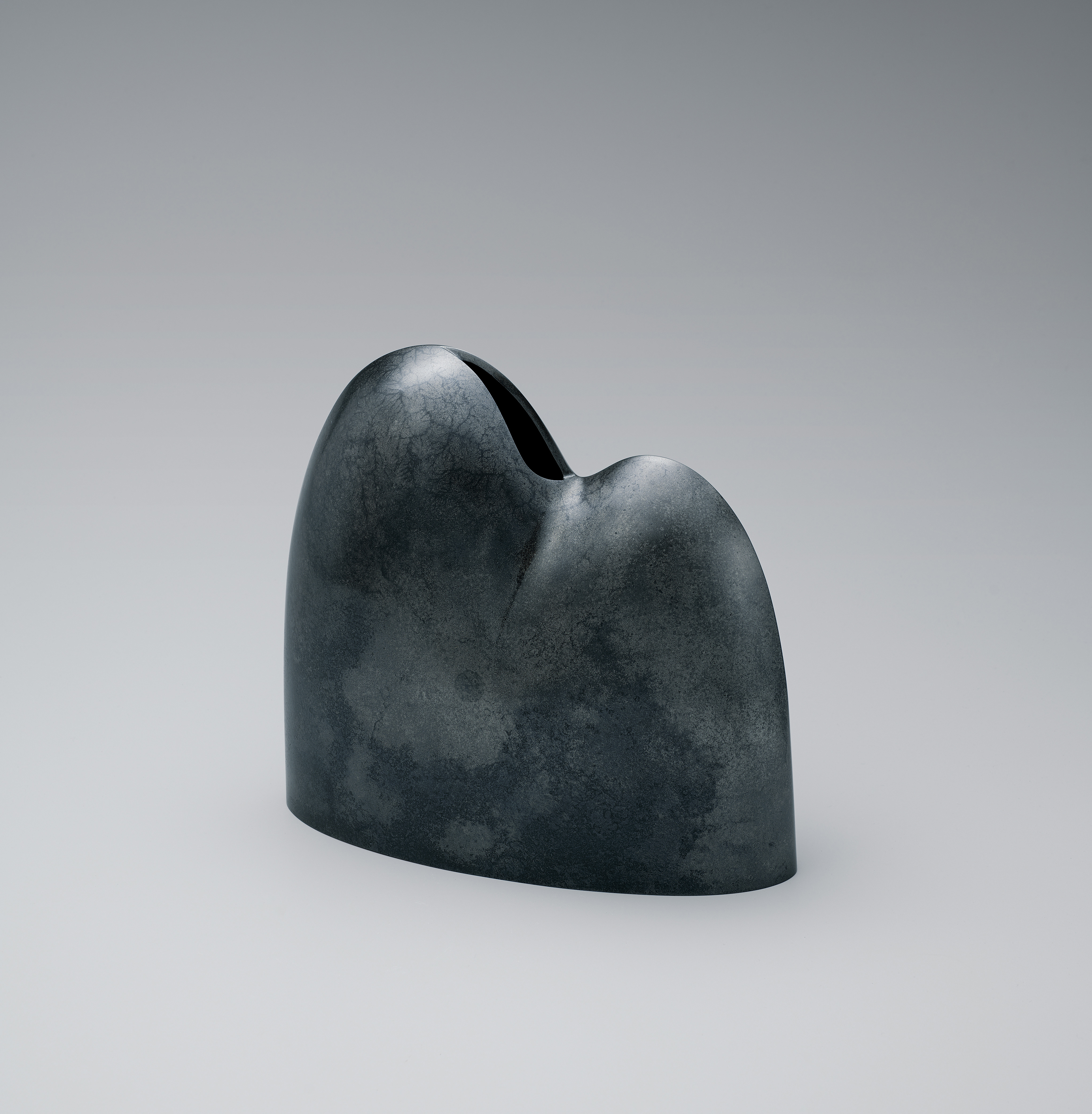 Single Flower Vase of Rōgin “Futaara”