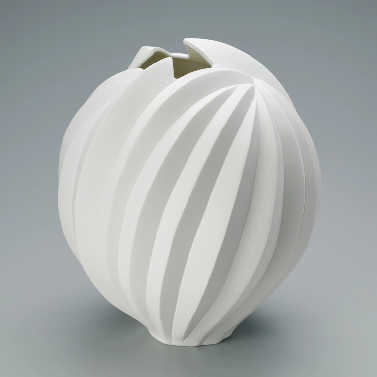 photo White porcelain fruit