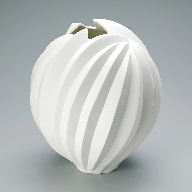 photo White porcelain fruit