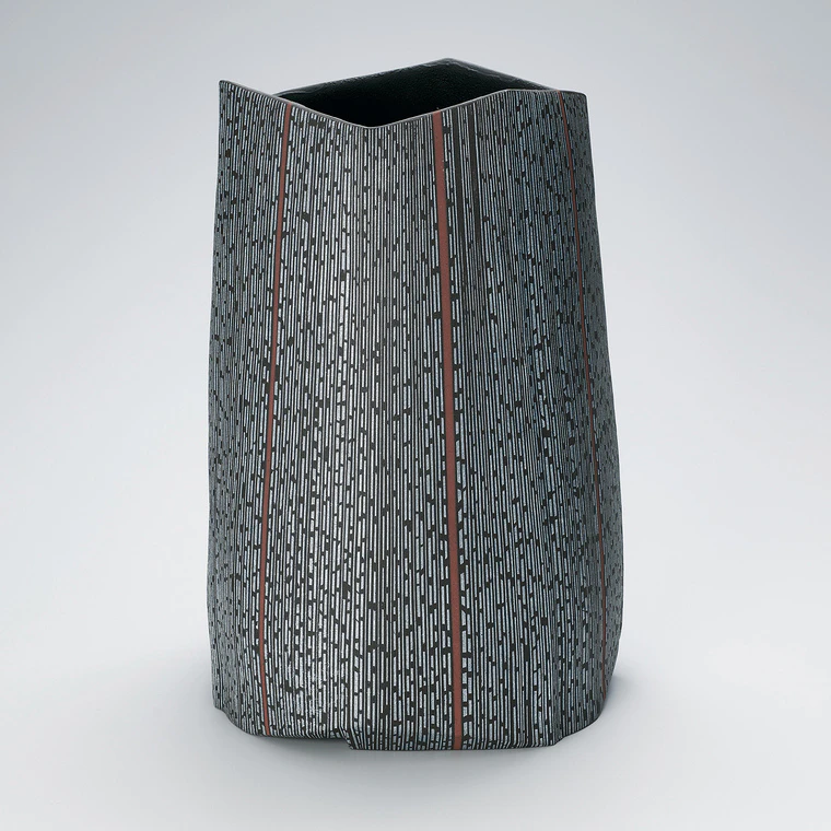 photo MuymoI jar with peculiar line design