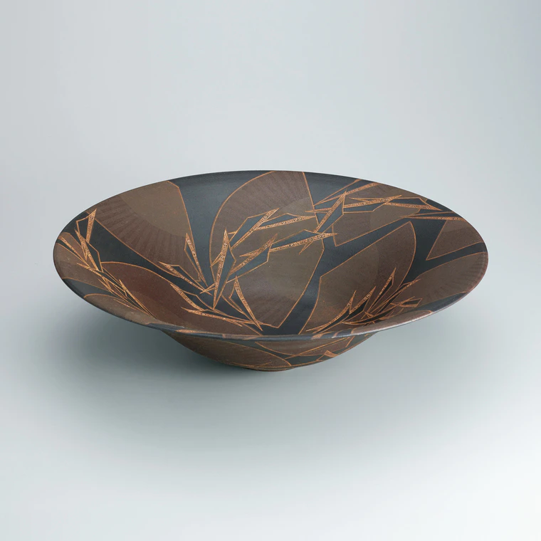 photo Bowl with black glaze in kakewake style and inlay