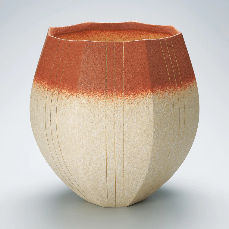 photo Octagonal vessel with sprayed slip and gold decoration