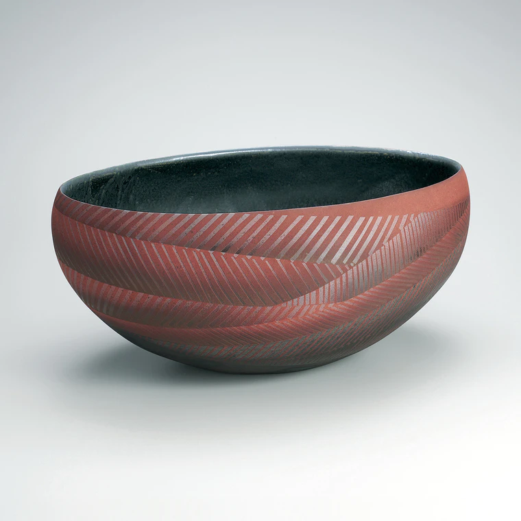 photo Flower vessel with color and line decoration