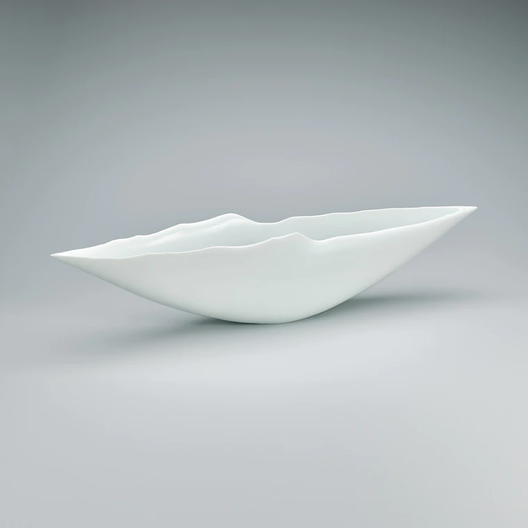 photo White porcelain flower vessel “Distance”