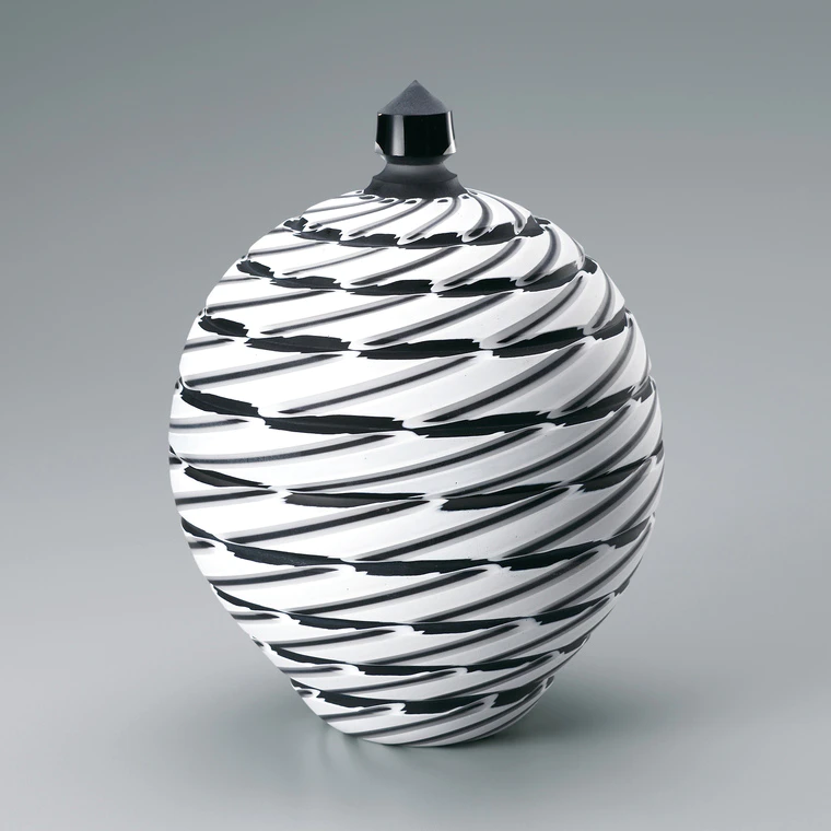 photo Covered Jar of Blown Glass “Silver Flower”