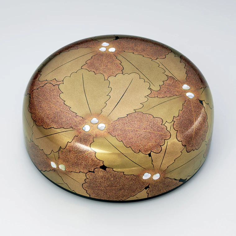 photo Round box with design in makie and mother-of-pearl inlay “Dappled oak”