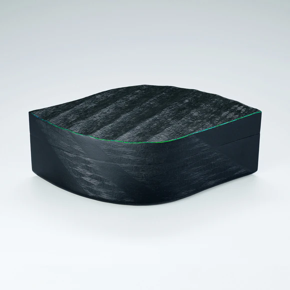 Box of shitai with wrinkled surface decoration  “Sound of high tide”