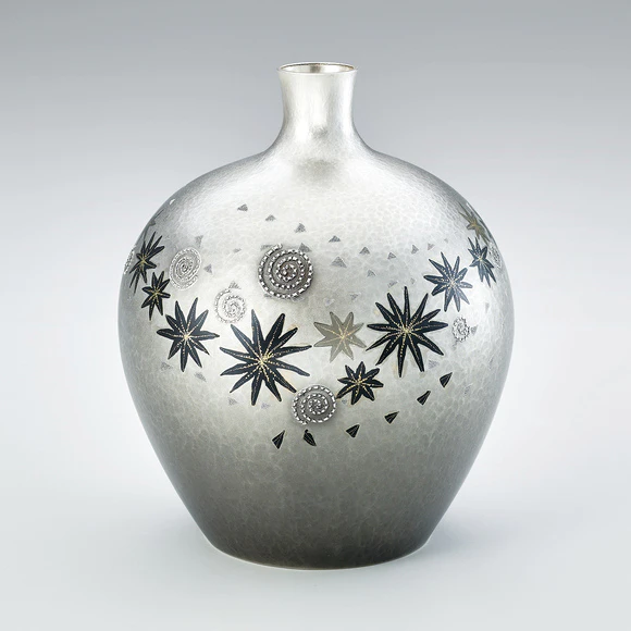 伝統工芸 金属製 花器 喜泉堂 薄端 薄端とは茶道で使われる金属製の花器のことで、日本の金属