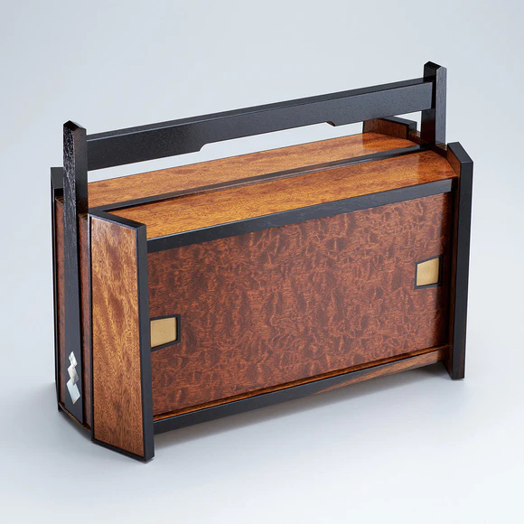 Small chest of drawers of sapele wood with handle