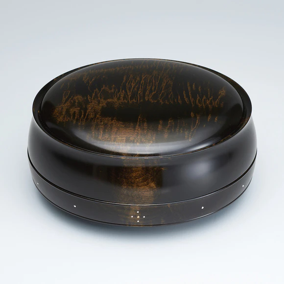 Covered bowl of horse chestnut wood