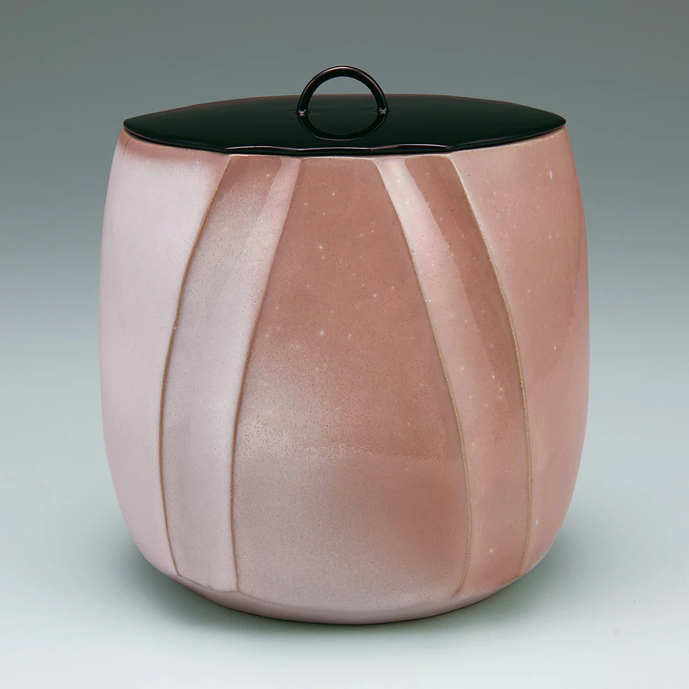 photo White Hagi tea ceremony fresh water jar with kiln mutation effect.