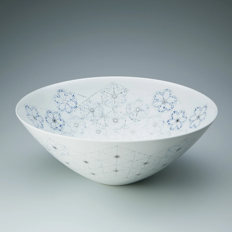 photo White porcelain bowl with design in glaze painting.