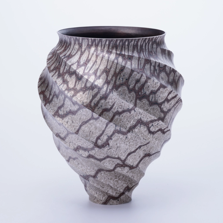 photo Twisted octagonal flower vessel of mokumegane made in hammer work.