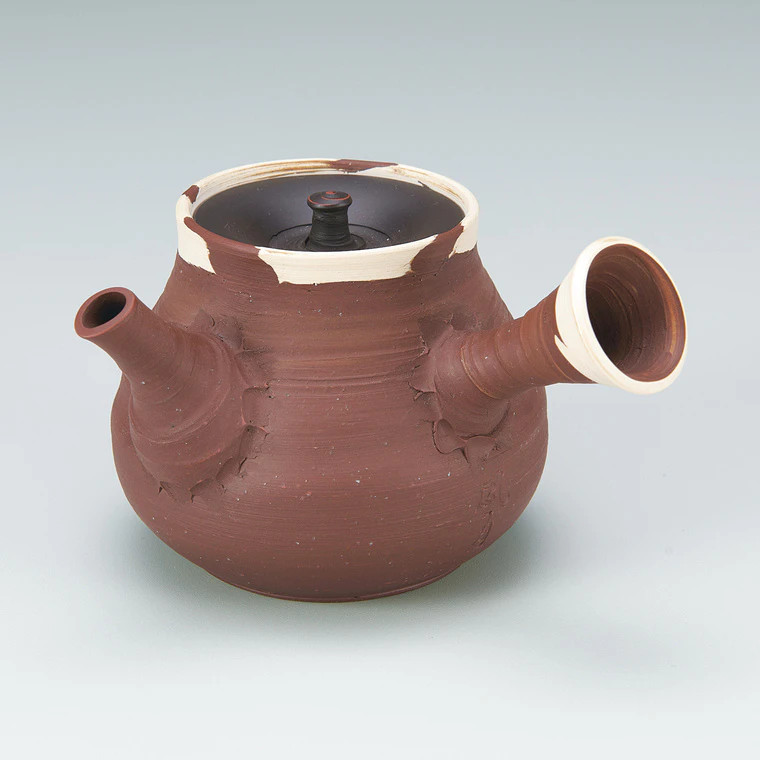 photo Teapot of marbled pear skin color clay.
