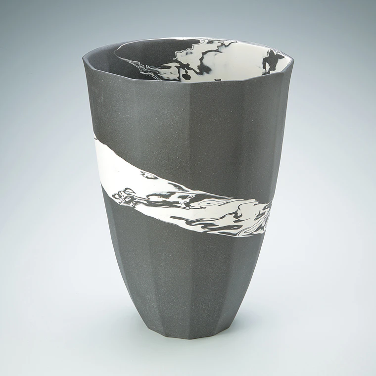 photo Flower vessel in black and white color with stream design.