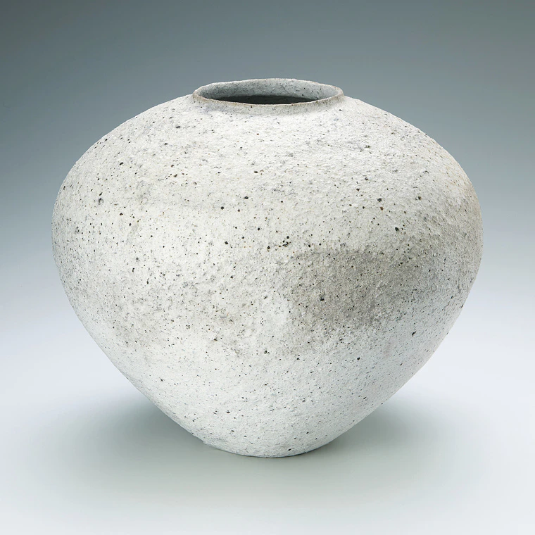 photo Bizen porcelain jar.