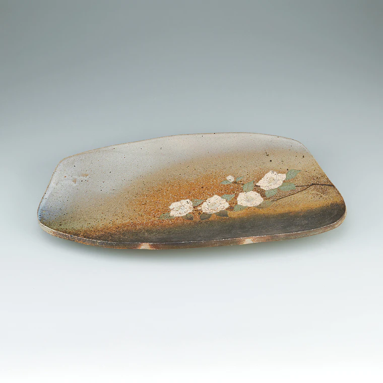 photo Decorative dish covered with ash.