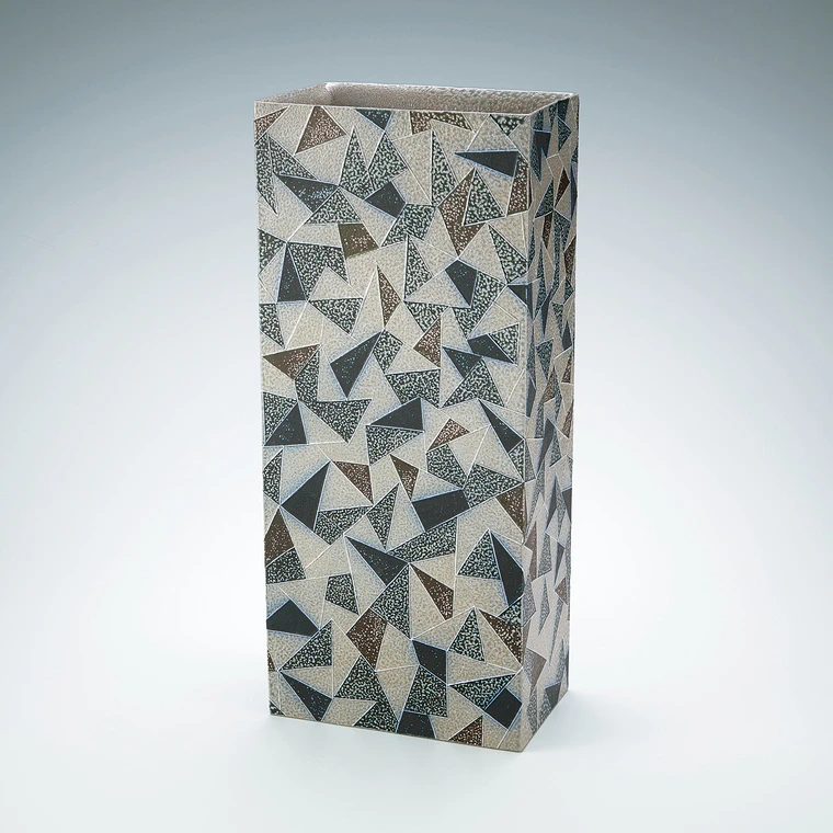 photo Rectangular jar with salt glaze and geometric pattern.
