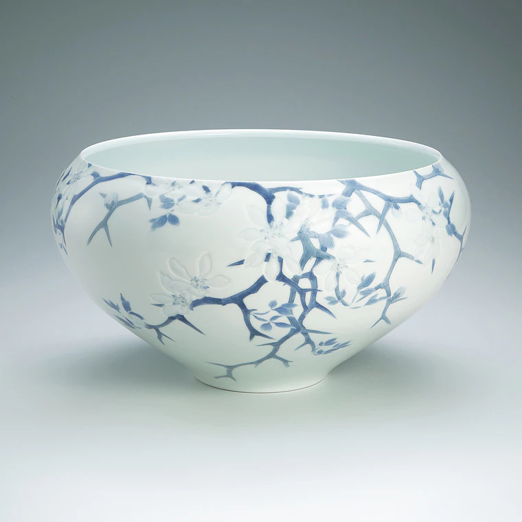 photo Bowl with underglaze blue and engraved decoration. “Trifoliate orange”