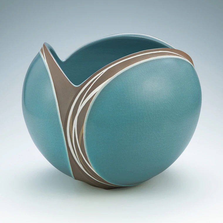 photo Flower vessel with celadon glaze and inlay decoration.