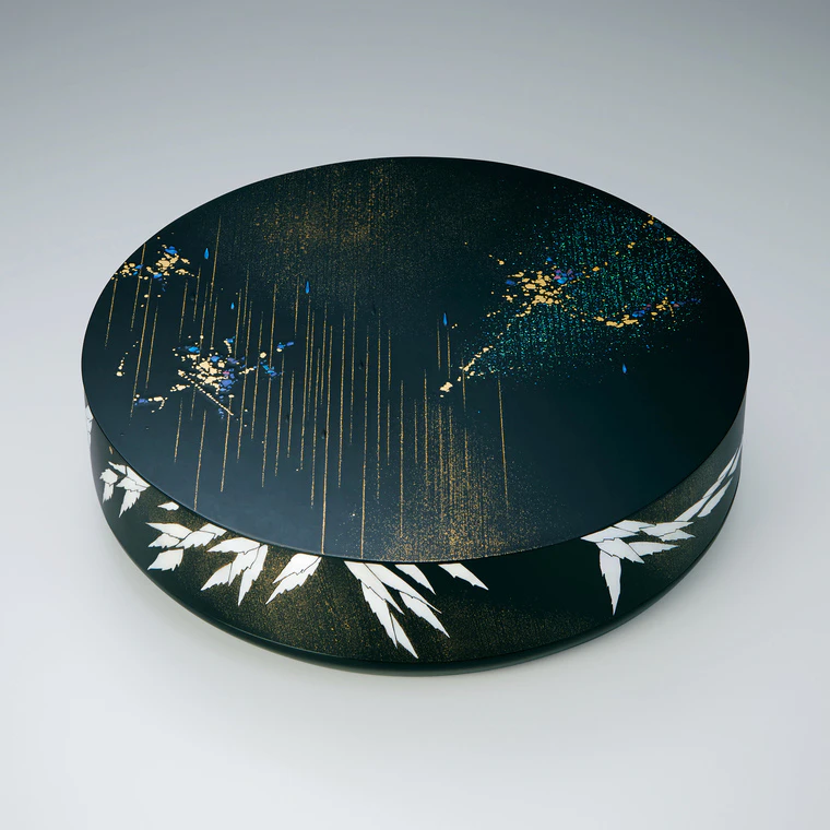 photo Box of kintai with design in mother-of-pearl inlay and makie. “Sunshower”