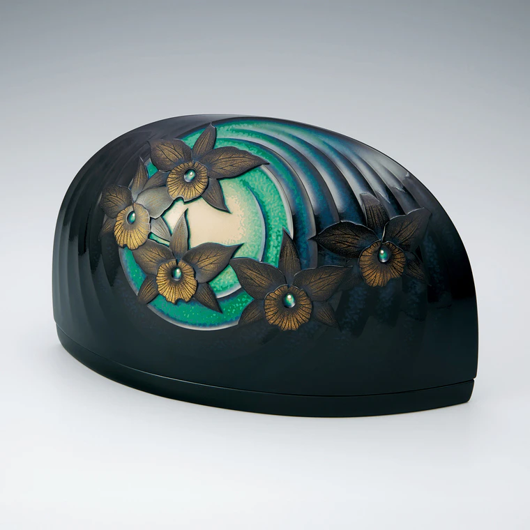photo Box with design in urushi carving. “Round dance”