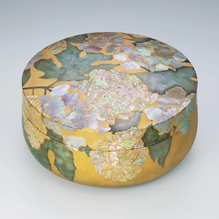 photo Kanshitsu coffer with inlay of mother-of-pearl cutouts with decorative cracks and makie. “Oakleaf hydrangea”