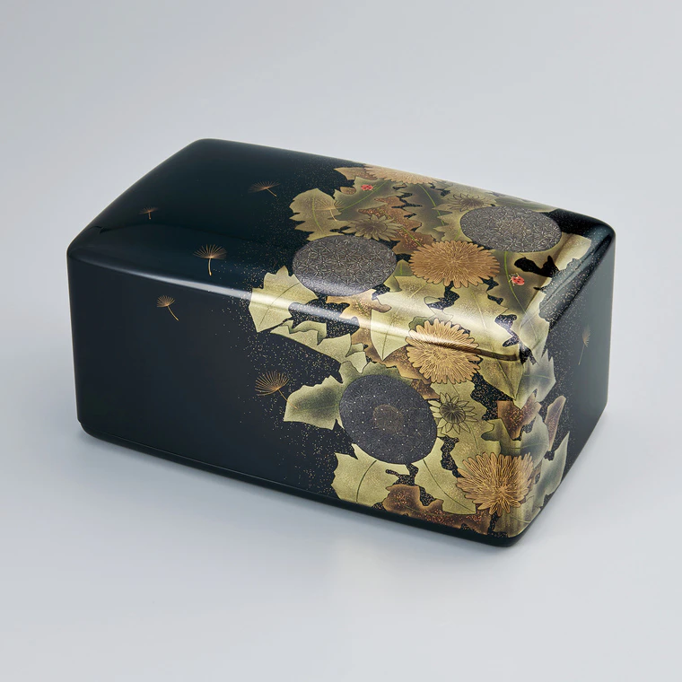 photo Box with design in makie. “Leave it to the wind”