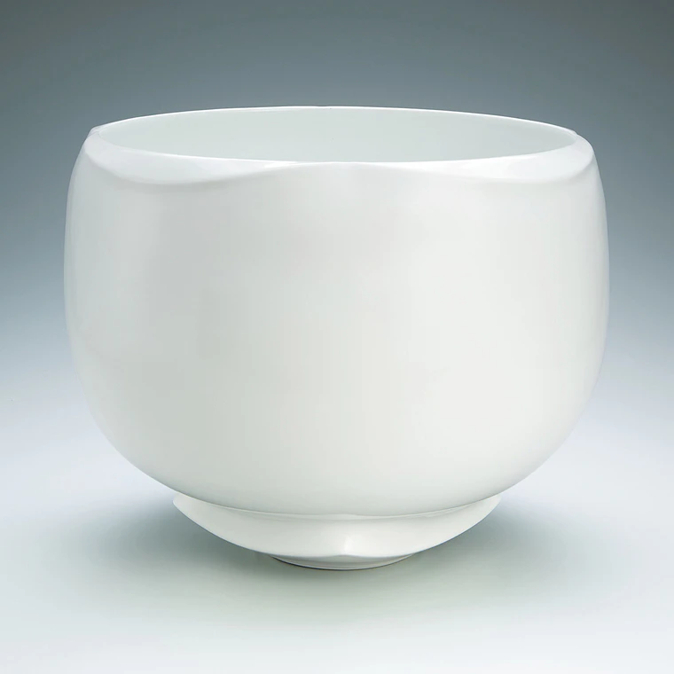 photo White porcelain bowl.