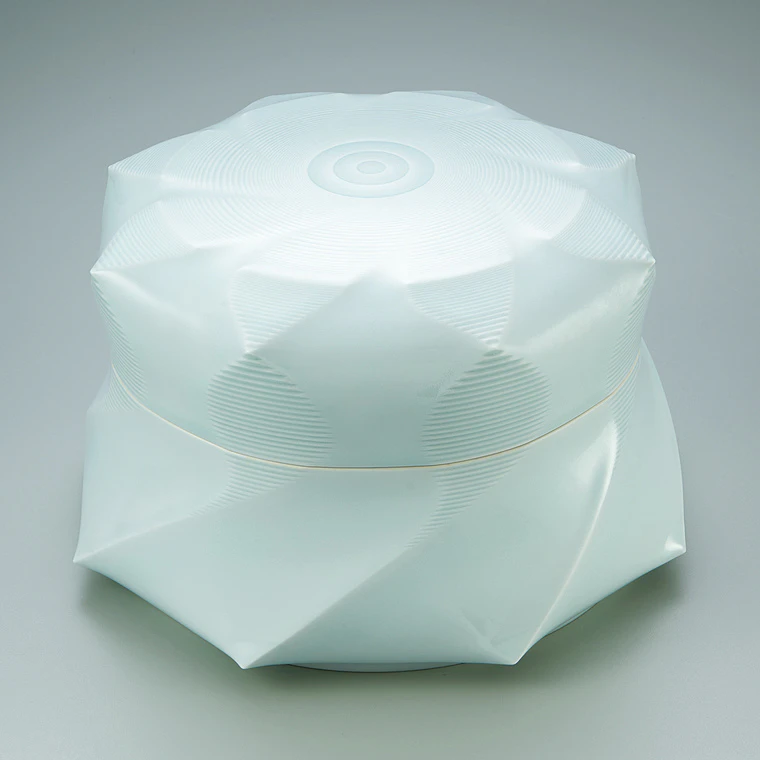 photo White porcelain covered box with water and ice design.