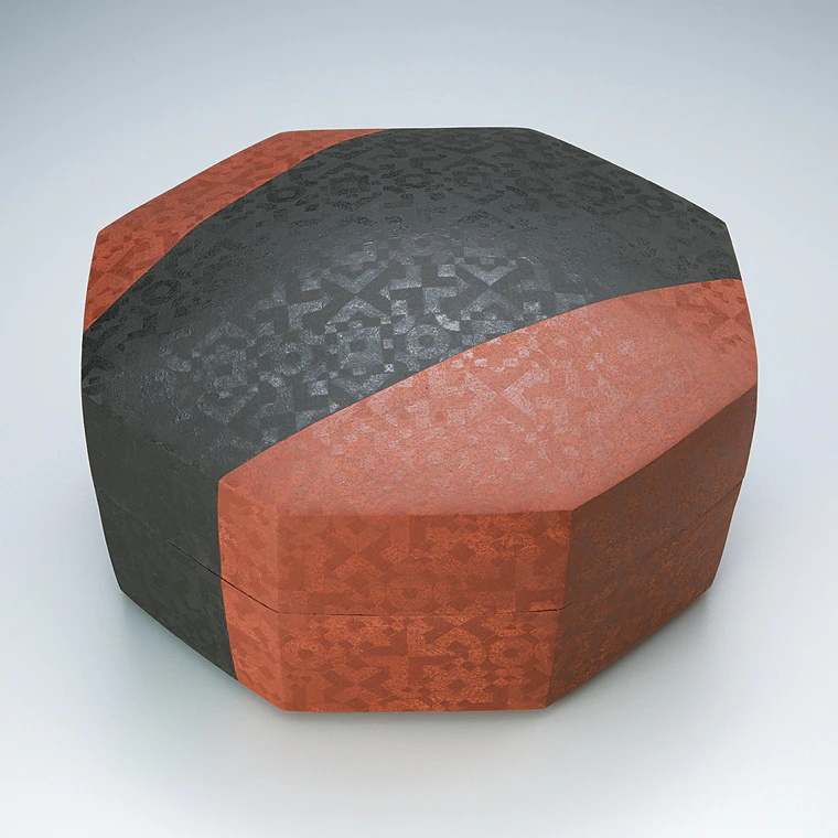 photo Octagonal box with overglaze enamel decoration.