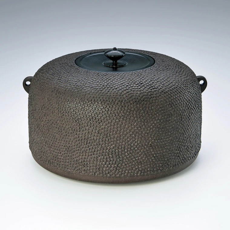 photo Square tea ceremony kettle with sloped shoulder and tiny raised dots.