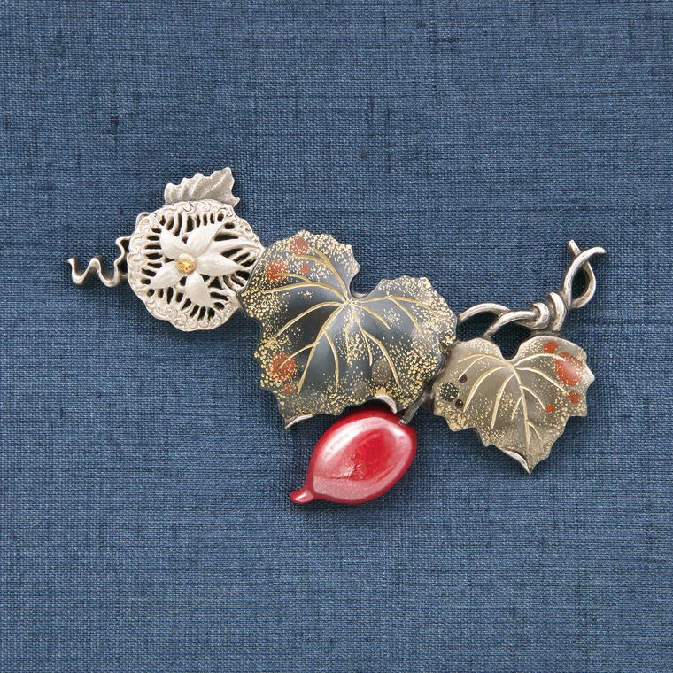 photo Metal fitting in shape of snake gourd.