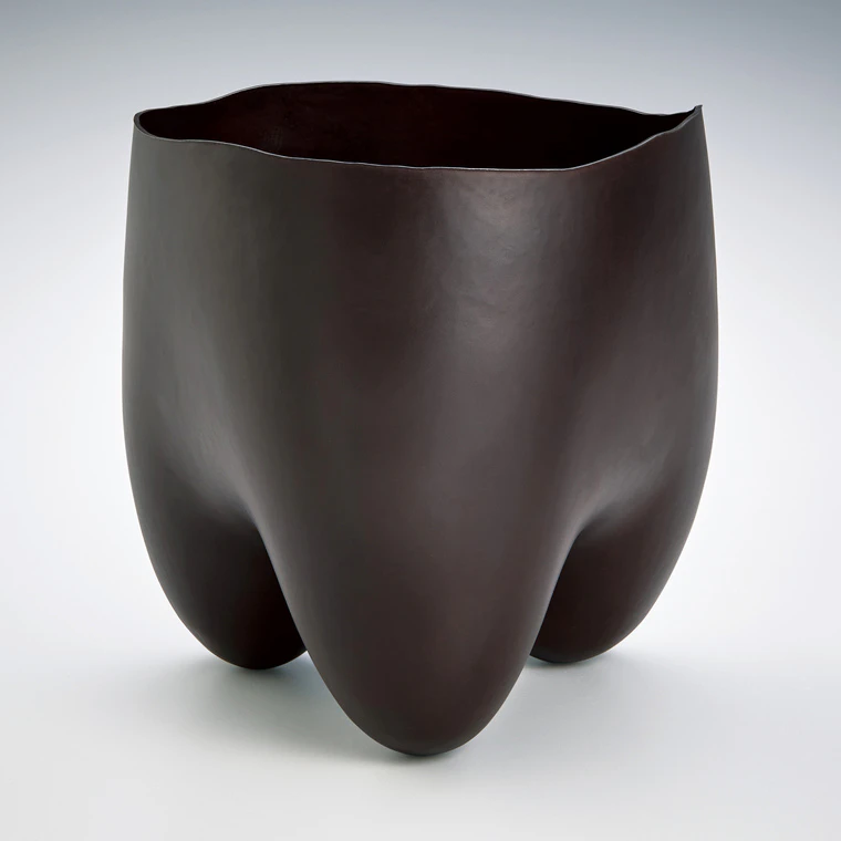 photo Three-legged iron vessel.