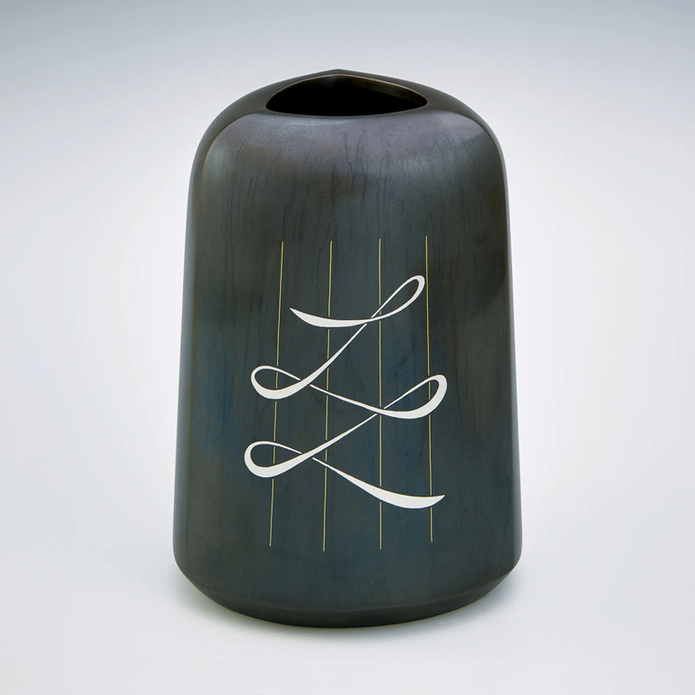 photo Flower vessel of rōgin with inlay decoration. “Three-line diary”