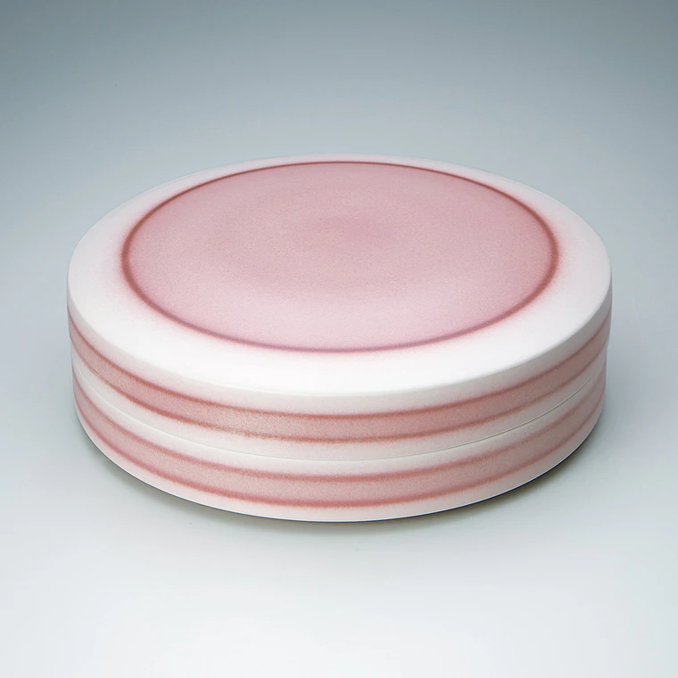 photo Circular box with red glaze decoration.