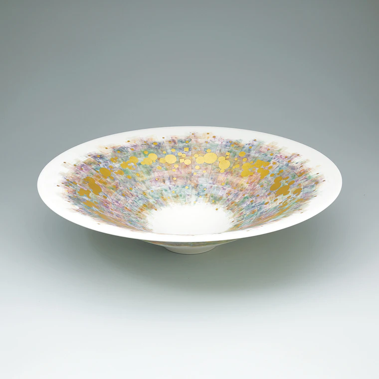 photo Bowl with overglaze enamels and gold decoration.