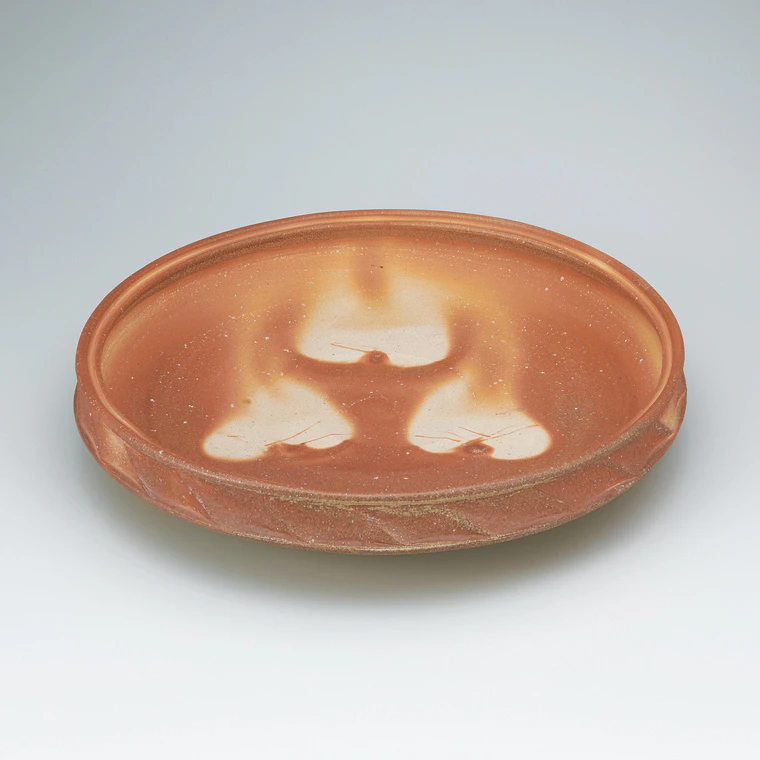 photo Shigaraki bowl with scarlet fire marks.