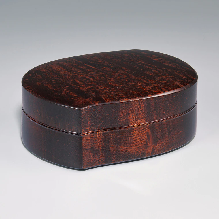 photo Covered food box of zelkova wood with distinct grain pattern. “Short time”