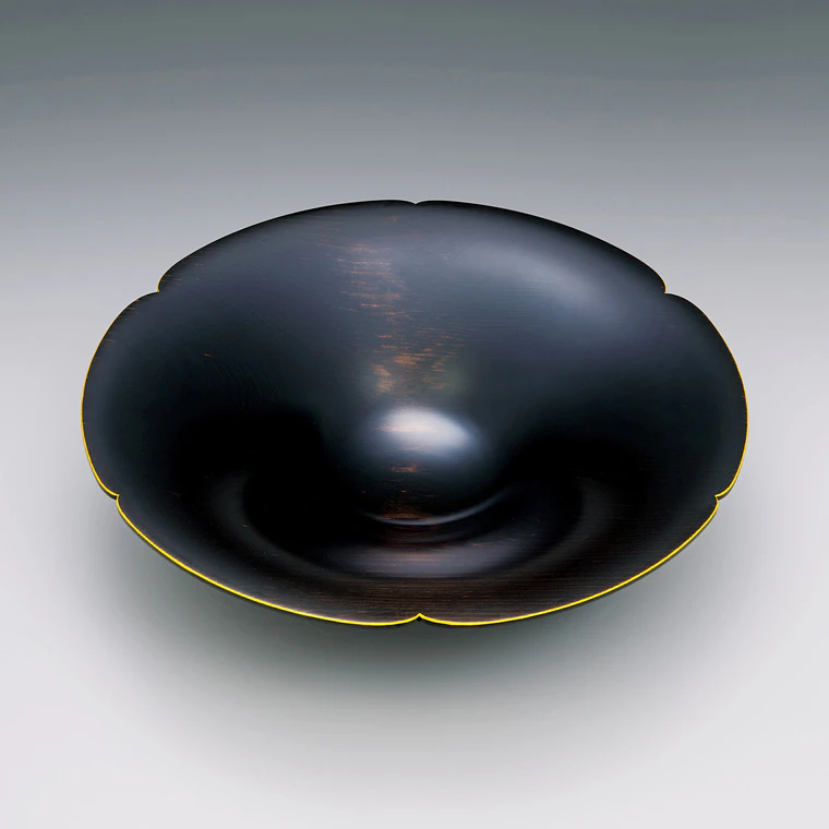 photo Bowl of Japanese nutmeg-yew wood.