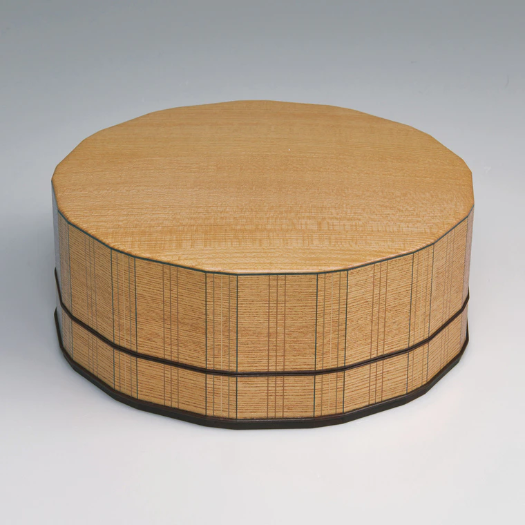 photo Covered food box of zelkova wood made by cutting and bending work.