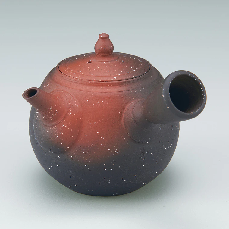 photo Teapot with spots resulted from kiln mutation.
