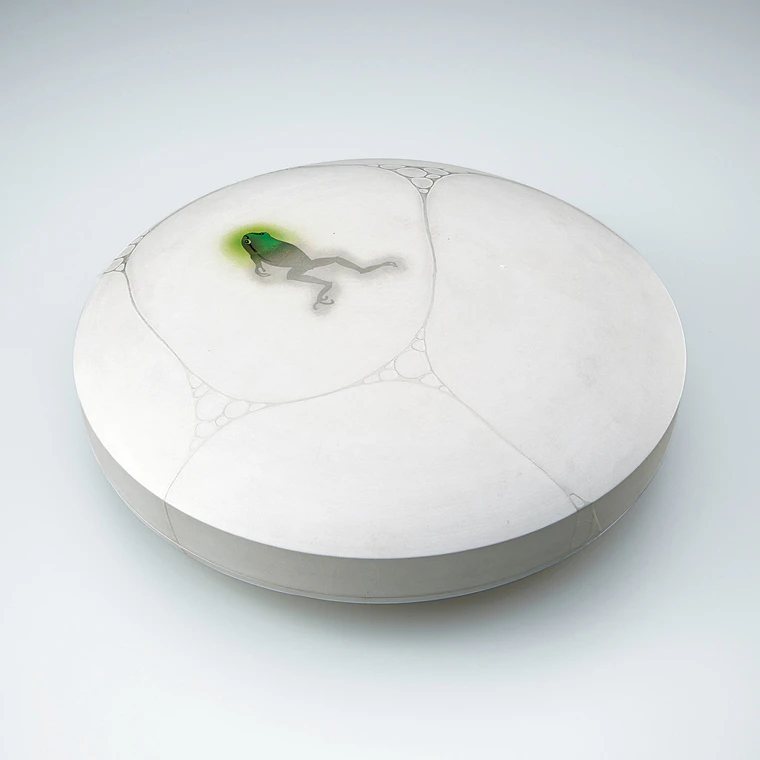 photo Covered bowl with design in silver and overglaze enamel.