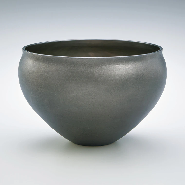 photo Bowl of shibuichi made in yudokobuki casting method and hammer work.