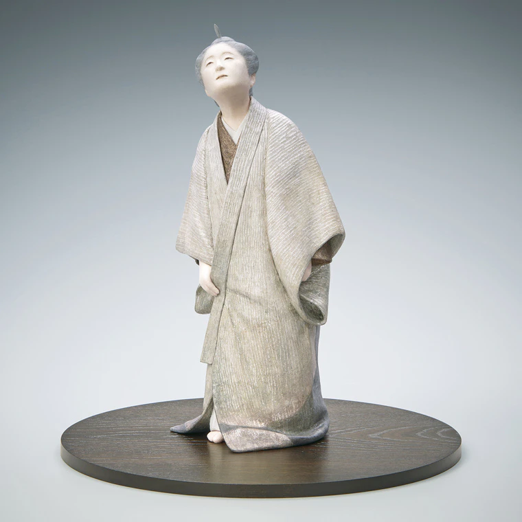 photo “Ufutsuki （Big moon）”. Formed with tōso over wooden core and covered with washi paper.