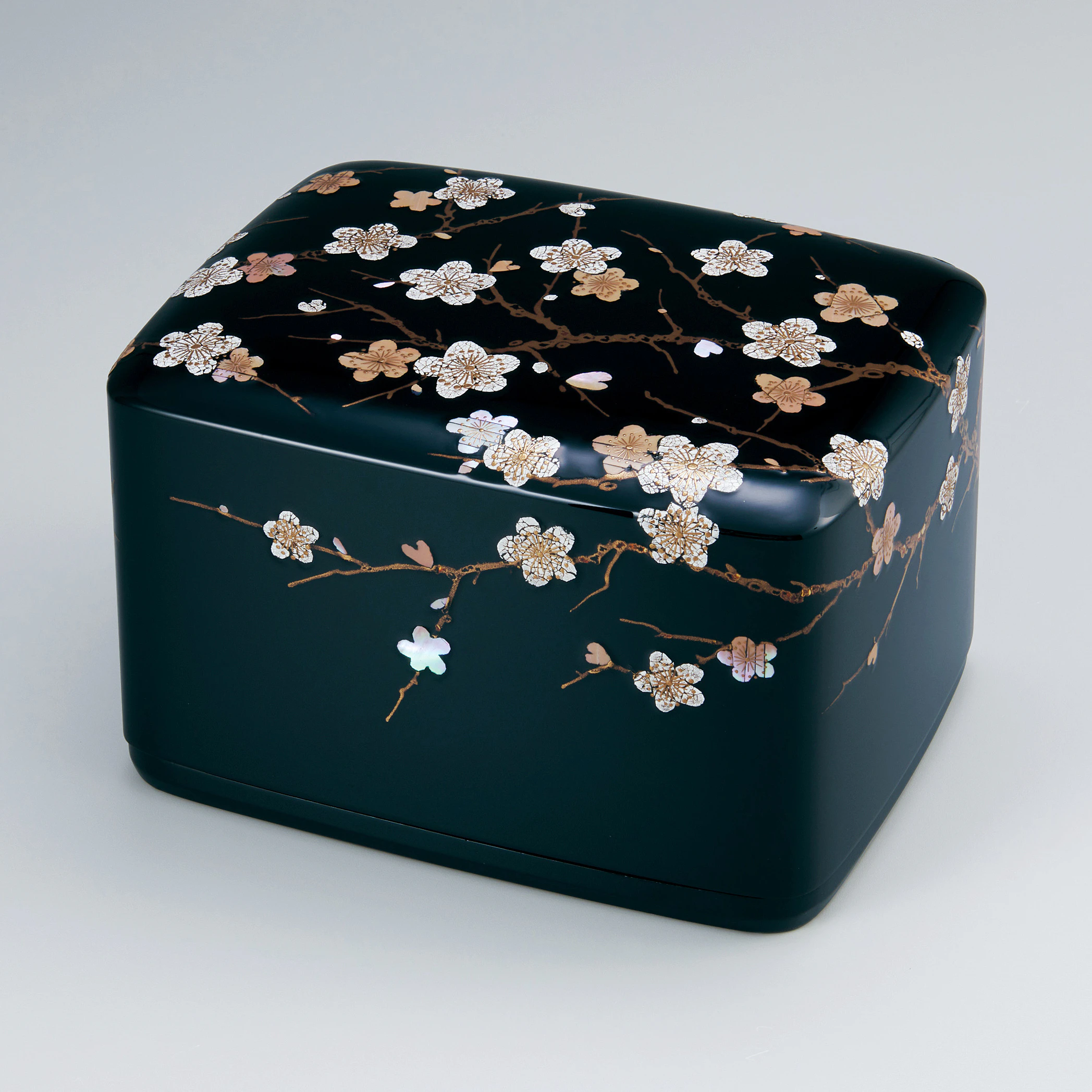 鼈甲製　金蒔絵　蝶文　輪花皿　菓子器　D　7592 青貝金蒔絵宝小箱｜作品紹介｜金沢市デジタル工芸展