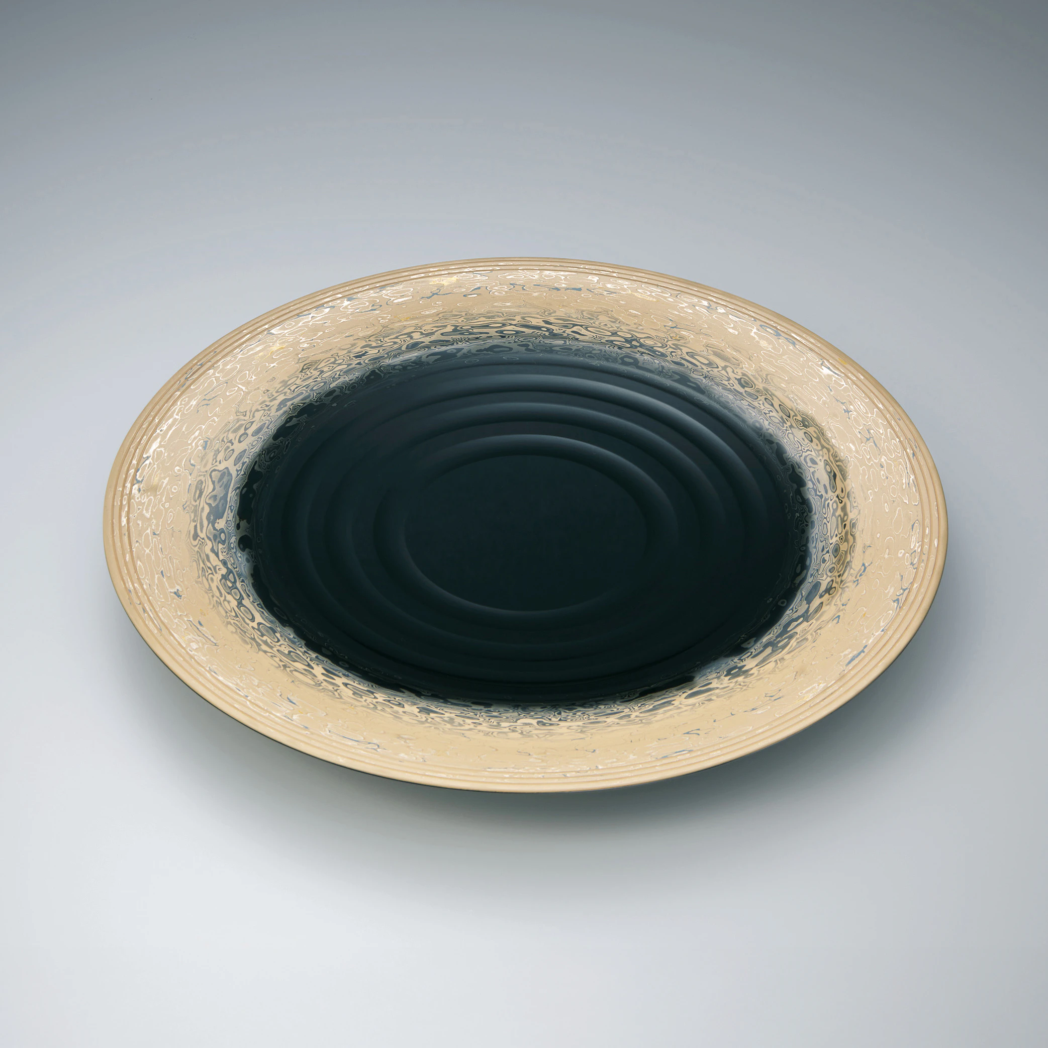 新品◆大阪　淀屋橋　尚美堂造◆螺鈿アルバム貝装飾◆漆工芸◆木箱入り 蒟醬彫漆盛器「水音」(藤田 正堂)｜ギャラリージャパン