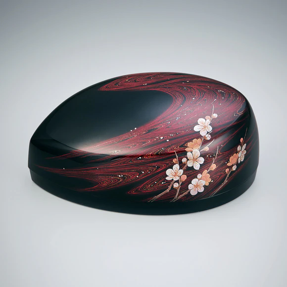 Kansitsu box with design in makie. “Early spring”