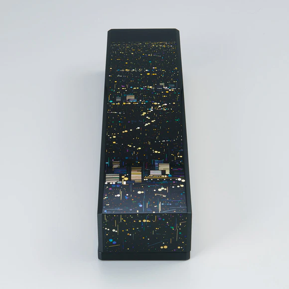 Box for tanzaku with design in irokirigai and makie. “Twilight Flight”