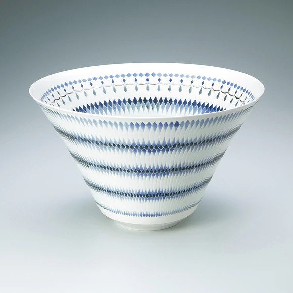 Large bowl with yu-hajiki and underglaze blue design. “Light of water surface”